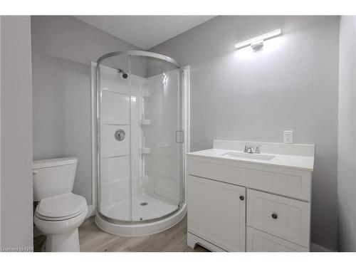 109 Queenston Boulevard, Fort Erie, ON - Indoor Photo Showing Bathroom