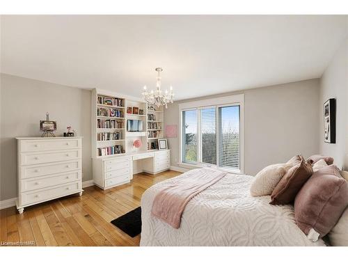 35 Clearview Heights, St. Catharines, ON - Indoor Photo Showing Bedroom