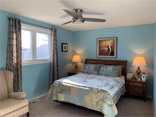 7800 Yvette Crescent, Niagara Falls, ON - Indoor Photo Showing Bedroom
