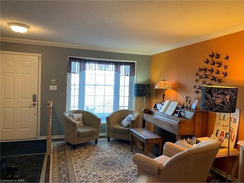 7800 Yvette Crescent, Niagara Falls, ON - Indoor Photo Showing Living Room