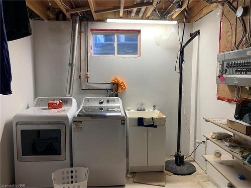7800 Yvette Crescent, Niagara Falls, ON - Indoor Photo Showing Laundry Room
