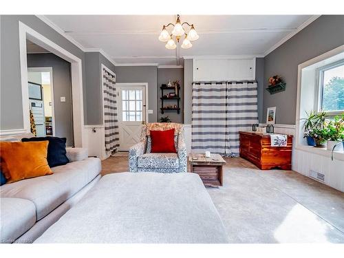 55 Smith Street, Welland, ON - Indoor Photo Showing Living Room