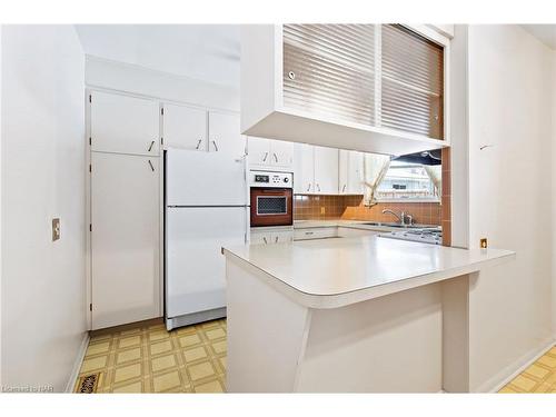 142 Champlain Drive, Fort Erie, ON - Indoor Photo Showing Kitchen