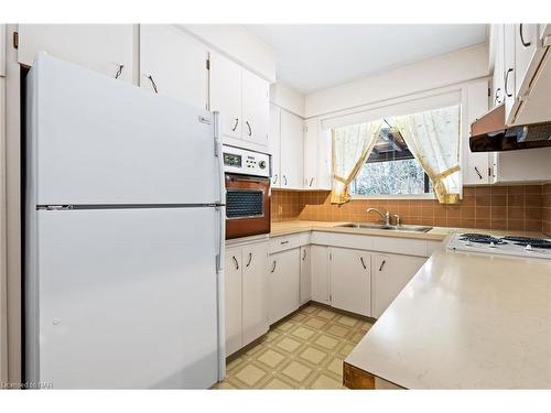 142 Champlain Drive, Fort Erie, ON - Indoor Photo Showing Kitchen With Double Sink