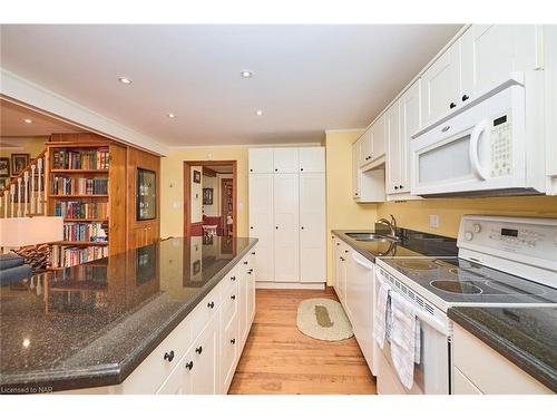 280 Rosewood Avenue, Fort Erie, ON - Indoor Photo Showing Kitchen With Double Sink