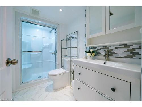 10 Dixie Avenue, Niagara-On-The-Lake, ON - Indoor Photo Showing Bathroom