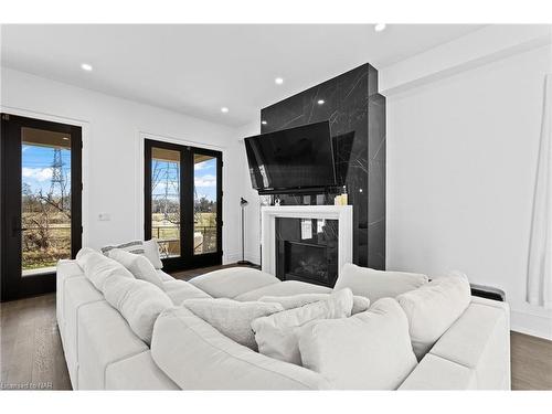 6374 Lucia Drive, Niagara Falls, ON - Indoor Photo Showing Living Room