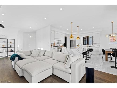 6374 Lucia Drive, Niagara Falls, ON - Indoor Photo Showing Living Room