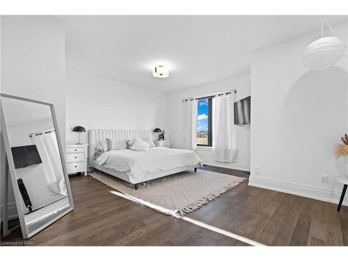 6374 Lucia Drive, Niagara Falls, ON - Indoor Photo Showing Bedroom