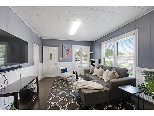 5786 Peer Street, Niagara Falls, ON - Indoor Photo Showing Living Room