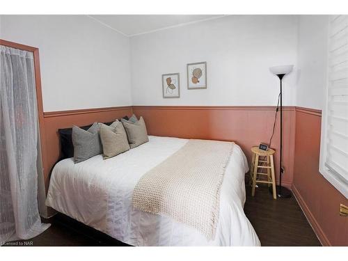 5786 Peer Street, Niagara Falls, ON - Indoor Photo Showing Bedroom