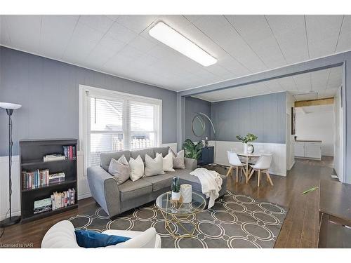5786 Peer Street, Niagara Falls, ON - Indoor Photo Showing Living Room