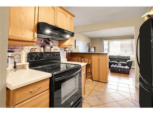 6136 Sidney Street, Niagara Falls, ON - Indoor Photo Showing Kitchen