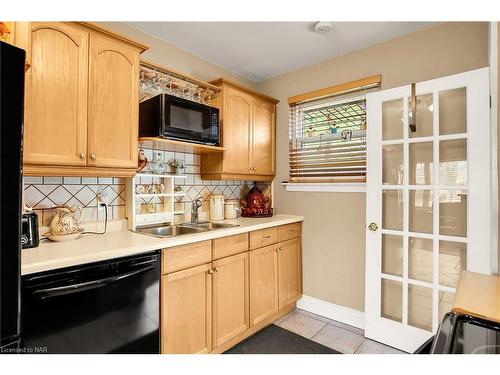6136 Sidney Street, Niagara Falls, ON - Indoor Photo Showing Kitchen With Double Sink