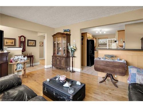 6136 Sidney Street, Niagara Falls, ON - Indoor Photo Showing Living Room