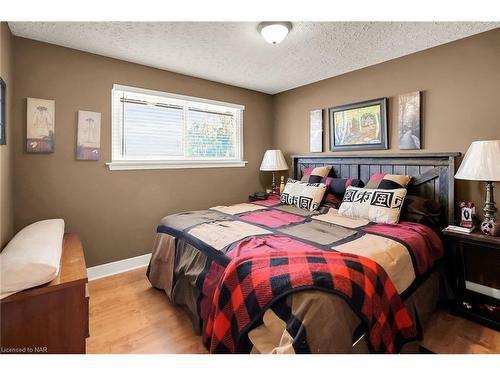 6136 Sidney Street, Niagara Falls, ON - Indoor Photo Showing Bedroom