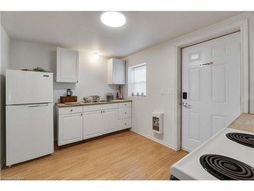 29 Lincoln Avenue, St. Catharines, ON - Indoor Photo Showing Kitchen With Double Sink