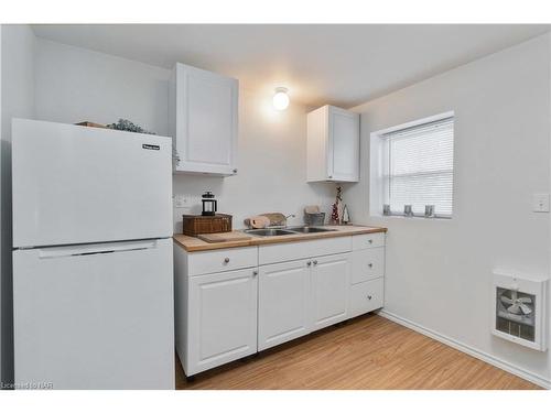 29 Lincoln Avenue, St. Catharines, ON - Indoor Photo Showing Kitchen With Double Sink