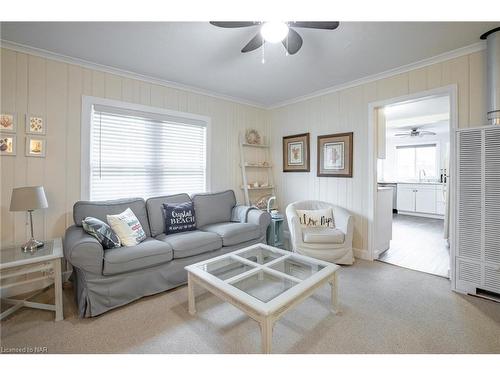 365 Oxford Avenue, Crystal Beach, ON - Indoor Photo Showing Living Room