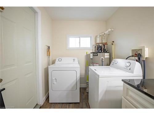 365 Oxford Avenue, Crystal Beach, ON - Indoor Photo Showing Laundry Room