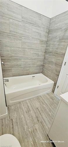 38 Division Street, Welland, ON - Indoor Photo Showing Bathroom