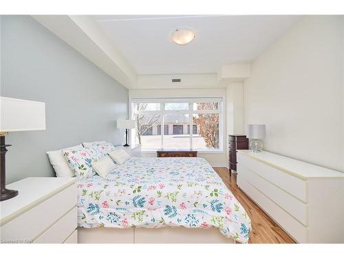 113-4644 Pettit Avenue, Niagara Falls, ON - Indoor Photo Showing Bedroom