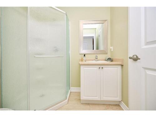 113-4644 Pettit Avenue, Niagara Falls, ON - Indoor Photo Showing Bathroom