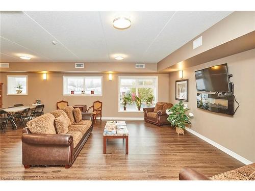 113-4644 Pettit Avenue, Niagara Falls, ON - Indoor Photo Showing Living Room