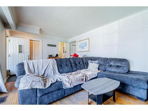 54 Burness Drive, St. Catharines, ON - Indoor Photo Showing Living Room