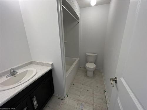 53-4552 Portage Road, Niagara Falls, ON - Indoor Photo Showing Bathroom