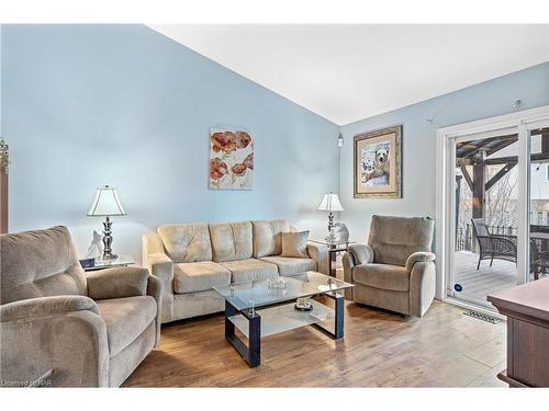 7042 Brittany Court, Niagara Falls, ON - Indoor Photo Showing Living Room