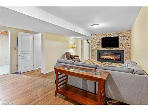 7042 Brittany Court, Niagara Falls, ON - Indoor Photo Showing Living Room With Fireplace