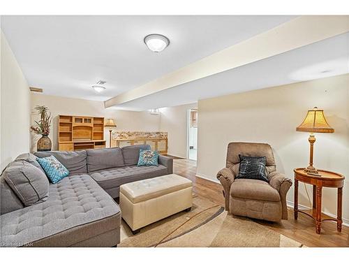 7042 Brittany Court, Niagara Falls, ON - Indoor Photo Showing Living Room