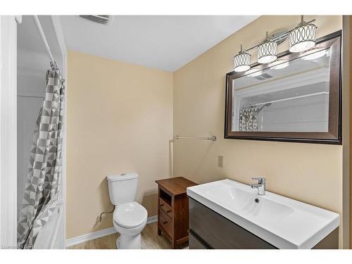 7042 Brittany Court, Niagara Falls, ON - Indoor Photo Showing Bathroom