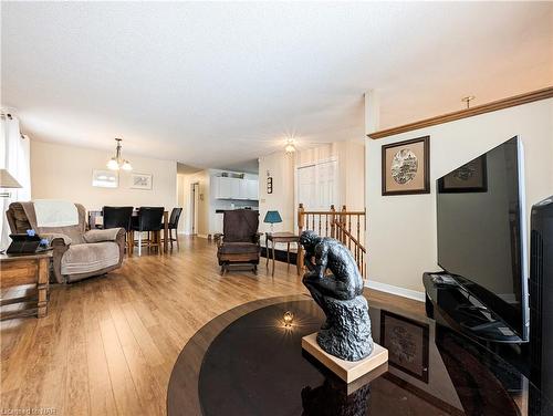 6291 Sherri Avenue, Niagara Falls, ON - Indoor Photo Showing Living Room