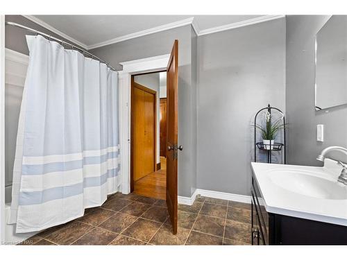 267 Dufferin Street, Fort Erie, ON - Indoor Photo Showing Bathroom