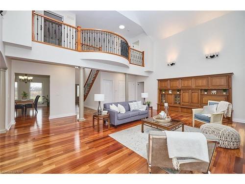 50460 Phillips Road, Wainfleet, ON - Indoor Photo Showing Living Room