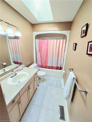 7734 Cortina Crescent, Niagara Falls, ON - Indoor Photo Showing Bathroom