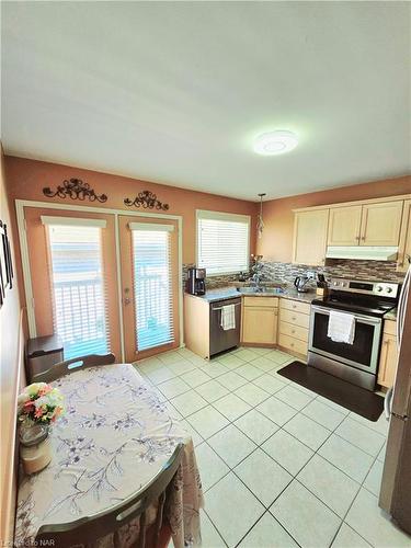 7734 Cortina Crescent, Niagara Falls, ON - Indoor Photo Showing Kitchen