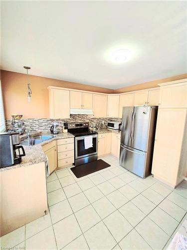 7734 Cortina Crescent, Niagara Falls, ON - Indoor Photo Showing Kitchen With Double Sink