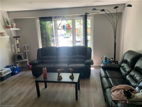 8077 Aintree Drive, Niagara Falls, ON - Indoor Photo Showing Living Room