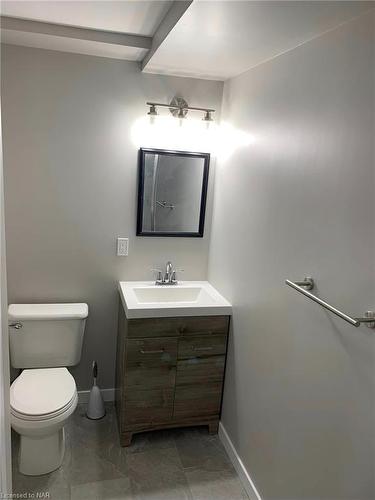 8077 Aintree Drive, Niagara Falls, ON - Indoor Photo Showing Bathroom