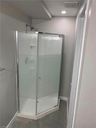 8077 Aintree Drive, Niagara Falls, ON - Indoor Photo Showing Bathroom