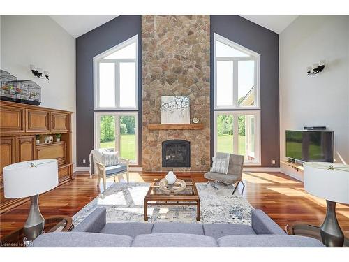 50460 Phillips Road, Wainfleet, ON - Indoor Photo Showing Living Room