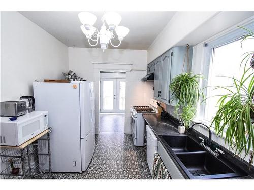 9 1/2 Elizabeth Street, St. Catharines, ON - Indoor Photo Showing Kitchen With Double Sink
