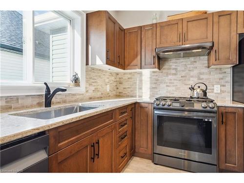 4238 Village Creek Drive, Stevensville, ON - Indoor Photo Showing Kitchen With Upgraded Kitchen