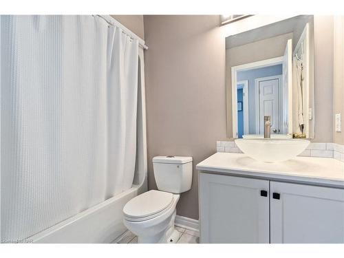 22 Jefferson Court E, Welland, ON - Indoor Photo Showing Bathroom