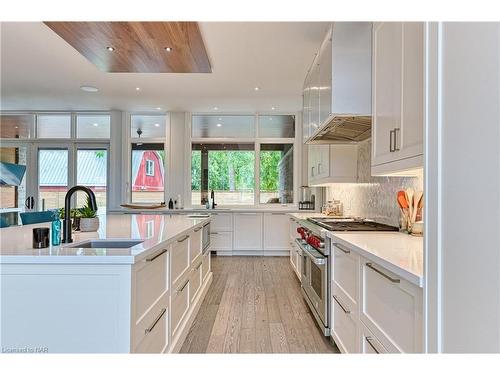 11 Woodbourne Court, Niagara-On-The-Lake, ON - Indoor Photo Showing Kitchen With Upgraded Kitchen