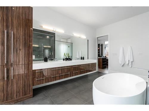 11 Woodbourne Court, Niagara-On-The-Lake, ON - Indoor Photo Showing Bathroom