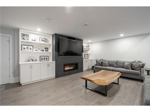 11 Woodbourne Court, Niagara-On-The-Lake, ON - Indoor Photo Showing Living Room With Fireplace